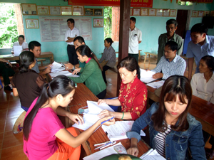Hội đồng bồi thường hỗ trợ tái định cư huyện Kỳ Sơn chi trả tiền cho các hộ dân thôn Đồng Bến, xã Dân Hạ, huyện Kỳ Sơn.

